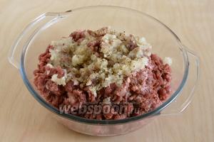 Пропустите мясо через мясорубку, лучше если мясо будет немного подмороженным, так из него не будет выходить сок. Следом пропустите через мясорубку очищенные и порезанные луковицы. Добавьте соль и перец!
