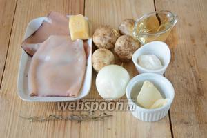 Для приготовления необходим кальмар, шампиньоны, репчатый лук, сливочное масло, сметана, твёрдый сыр, тимьян сухой, чёрный молотый перец, соль, шампанское.