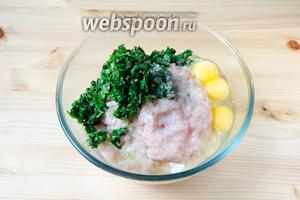 В куриный фарш добавляем размокший хлеб, негорячую черемшу и шпинат, а также яйца, соль и перец. Перемешиваем все ингредиенты до получения однородной массы.
