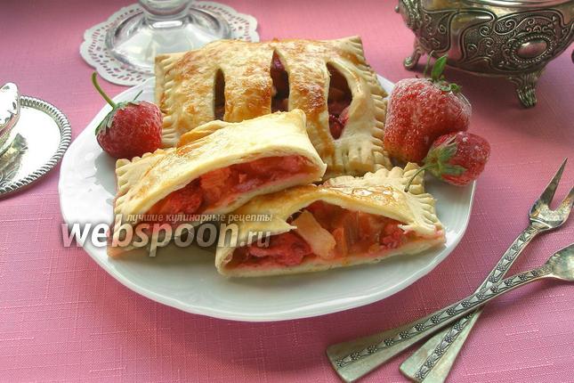 Фото Слойки с ревенем, клубникой и яблоком