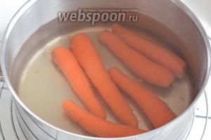 В кипящий бульон кладём морковь, убавим огонь и отварим на малом огне, пока будем заниматься сельдереем.