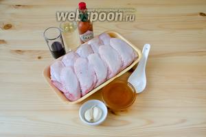 Для куриных крылышек в соусе терияки нам понадобятся куриные крылья, соевый соус, сухое белое вино, мёд, чеснок, крахмал и соус табаско для пикантности.