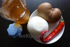 Подготовим продукты по списку: лук, киви, масло, перец, сахар, соль. Лук и киви почистим от кожицы.
