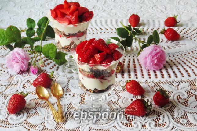 Фото Клубничный десерт с шоколадным печеньем