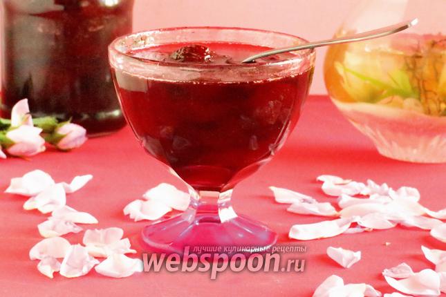 Фото Варенье клубничное с лепестками роз