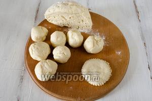 Разделить шар теста на 2 части. Каждую часть разрезать на куски. Сформировать из них шарики. Расплюснуть шарики под начинку.