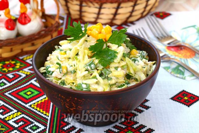 Фото Салат из молодой капусты с кукурузой и плавленым сыром