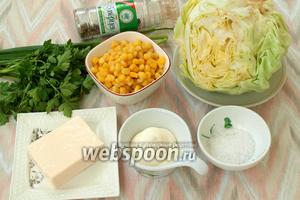 Для салата подготовить следующие продукты: молодую белокочанную капусту, консервированную кукурузу, плавленый сырок, майонез, зелёный чеснок, петрушку, соль и перец.