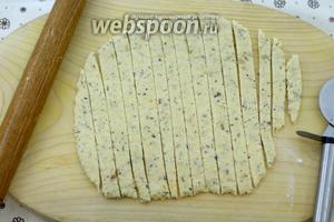 Готовый клубочек раскатайте в тонкий пласт. С помощью острого ножа, можете использовать нож для нарезки пиццы, разрежьте пласт на тонкие полоски, шириной, примерно, 0,5-1 см.
