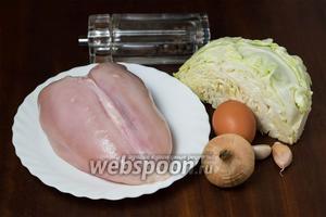 Для приготовления котлет нам понадобится куриная грудка, капуста, яйцо, лук и чеснок, соль и перец, подсолнечное масло для жарки. Если капуста очень сочная, то нелишне приготовить ложку манки или крахмала.