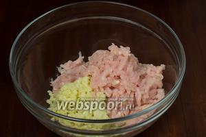 Куриную грудку разделываем на филе, прокручиваем через мясорубку вместе с капустой, луком и чесноком.