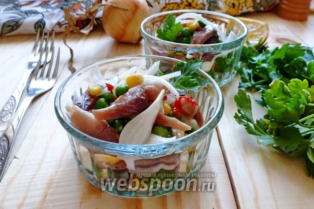 Фото Салат-закуска из копчёной сельди, горошка и кукурузы