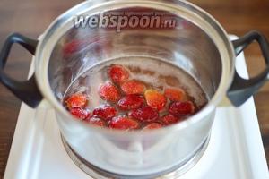 Мелкие ягоды клубники перекладываем в кастрюлю, высыпаем сахар, выливаем оставшуюся воду и варим, помешивая, до закипания.