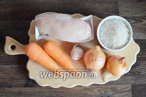 Для приготовления ризотто с курицей подготовим рис, филе, лук, морковь, чеснок, приправы и соль.