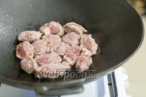 Обжарим мясо на качественном растительном масле. В самом начале нужна высокая температура, чтобы наше филе хорошенько «запечаталось».