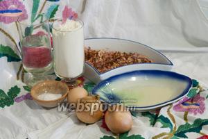 Возьмём все необходимые компоненты для блюда Манты с бараньим фаршем: яйцо, воду, муку, соль, растительное масло, бараний фарш, репчатый лук, красный перец.