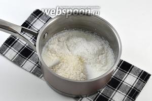 Соединить 180 мл молока, сахар и кокосовую стружку. Довести до кипения и проварить на маленьком огне 2-3 минуты.