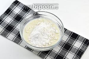 Остальное молоко соединить с крахмалом и мукой. Хорошо перемешать, чтобы не осталось даже маленьких комочков.