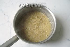 Через 15-20 минут она хорошо разварится. Солим по вкусу. Продолжаем варить до загустения на самом маленьком огне.