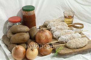 Через 20 минут или на другой день, когда вы соберётесь готовить это блюдо, достаньте замороженные кебабы. Подготовьте картофель, лук репчатый, гранат, томатный соус (у нас сацебели), соль, сухую аджику или хлопья чили, растительное масло, свежий базилик.