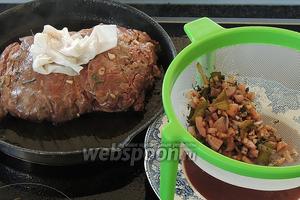 Процеживаем маринад от трав и отставим в сторону, он нам ещё понадобится. Мясо промокнём салфеткой и снимем травы.