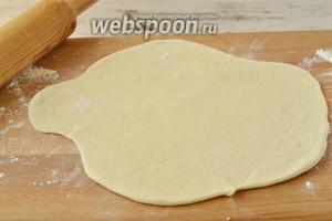 От теста отрезать небольшие куски и скалкой раскатать в тонкий пласт. Поверхность, на которой раскатываете тесто, обязательно присыпать мукой.