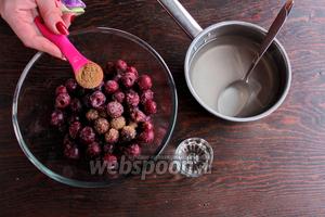 Для вишни сварить сироп, вишню (не размораживать!) посыпать корицей, залить горячим сиропом, влить кирш и так оставить минимум на 2 часа (я оставляла на ночь мариноваться).