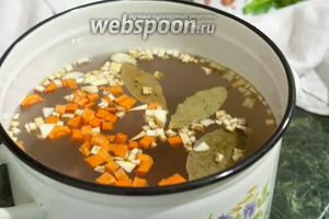 Заливаем мясо (в том числе и копчёные свиные рёбра), коренья холодной водой, добавив лавровый лист. Варим, снимая пенку. Вначале у нас будет большой огонь, а после того, как вся пена снята, уменьшаем его до среднего.