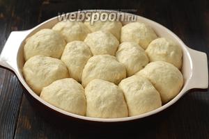 Слепить пирожки и плотно уложить в форму, выложенную кулинарной бумагой. Оставить в тёплом месте на 15-20 минут.