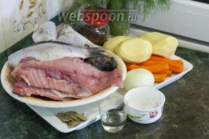 Соберём для ухи очищенного на полуфиле с кожей карася, целого карпа, головы, хребты и плавники леща, плотвы, линя, судака. Почистим лук репчатый, картофель, морковь. Подготовим специи: сухую аджику, лавровый лист, укроп и соль. Отольём в рюмку 50 мл водки.