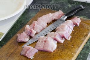 Нарежем полуфиле карася на порционные кусочки и отправим к нашей ухе за 10 минут до окончания варки.