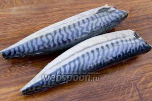 Практически размороженную рыбу нужно разделать, удалить головы и хвосты, срезать плавники.