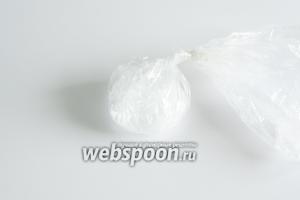 Для бразильской версии этот шаг не нужен. Бразильцы используют просто кусковой лёд, который тает медленно и долго держит холод. Но немцы считают, что кусковой — он же не тает, и там получается чуть ли не чистая кашаса с капелюшкой лаймового сока. А дробленый лёд — тот, наоборот, тает слишком быстро. В общем, нужно нечто среднее. Поэтому для этого рецепта кусковой лёд колют. По-моему, самый простой домашний способ это сделать — засыпать кубики в большой плотный пакет, обвязать его вторым слоем вокруг самого себя — и со всей силы 3-5 раз фигакнуть льдом об какую-нибудь очень прочную и твёрдую поверхность.