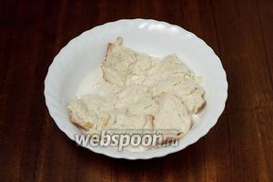 Чёрствую булочку замачиваем в молоке. Я не срезаю корочку, она прекрасно размокает, но булка непременно должна быть чёрствой, иначе фарш будет кислить.