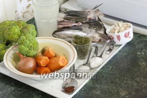 Подготовим заранее куриный бульон и отварную курицу, очищенную от кожи, жира и костей. Почистим щуку, оставив для ухи голову, хребет, плавники и немного рыбьего мяса. Брокколи вымоем, обсушим и разделим на соцветия (крупные следует разрезать). Также нам понадобится морковь и репчатый лук, сухой укроп, соль и сахар.