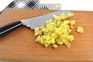 Картофель отварить в мундире, очистить и нарезать средним кубиком.