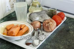 Нам понадобятся следующие продукты: филе щуки, помидоры, лук репчатый, морковь, соль, сахар, сухой укроп, сухая аджика, растительное масло, куриный бульон.