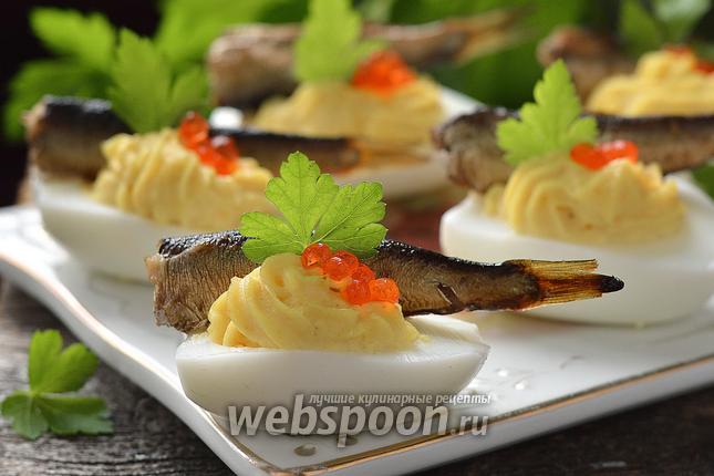 Фото Фаршированные яйца с икрой и шпротами