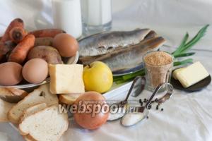 Для приготовления этой закуски нам понадобится отварной картофель, отварная морковь, отварные куриные яйца, лук репчатый, лук зелёный, белый хлеб, сухари панировочные, соль, сахар, чёрный перец, яблоко, масло сливочное, сыр твёрдый, молоко, сметана и Сельдь пряного посола по ГОСТу , разделанная на филе.