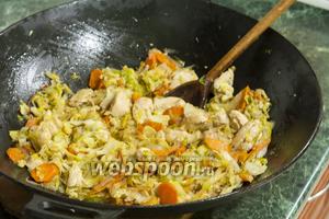 Доводим блюдо до нужного состояния на малом огне. Тушёная капуста с куриной грудкой готова!
Такую капусту с мясом можно подавать в качестве моно-блюда, добавив что-нибудь мучное — хлебцы, лепёшки, ржаной хлеб. Или подгарнировать яичницей-глазуньей и свежей зеленью, как это сделали мы.
Приятных гастрономических впечатлений!