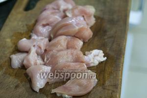 Теперь очередь куриной грудки, которую мы вымыли, обсушили и порезали на куски (примерно, с грецкий орех).