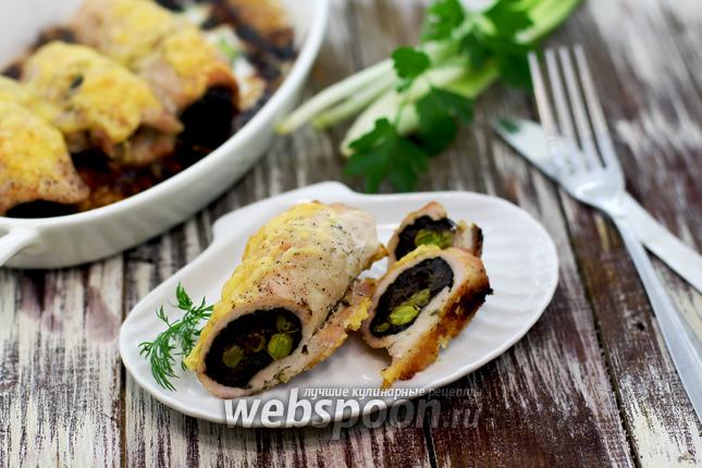 Фото Мясные рулетики с черносливом и зелёным горошком