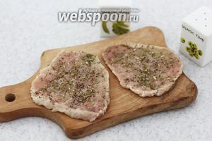 Свинину промоем и обсушим. Нарезаем на порционные кусочки, как на отбивные. Из данного количества свинины получилось 4 кусочка. Немного отбиваем, приправляем солью, молотым чёрным перцем, итальянскими травами.