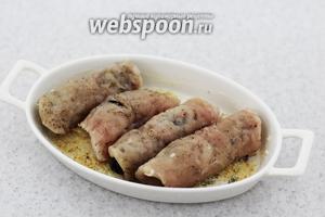 Форму для выпекания смазываем сливочным маслом, посыпаем панировочными сухарями. Укладываем рулетики. Сбрызгиваем оливковым маслом. Отправляем в горячую духовку на 180-190°C до готовности, минут 25-35.