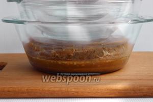 В глубокой миске натирающими движениями намазываем мясо получившейся смесью и ставим его под пресс, при комнатной температуре (но не выше 20°С), на 1 сутки, но не забываем через 12 часов перевернуть.