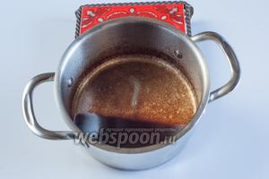 И на бодром огне упариваем смесь из мясного сока, с выпаренным портвейном, до вот такой вот густоты (я там пальцем по донышку провела). Как видите, остаётся чистый мизер, но это — самая концентрированная форма соуса Порто. Количество готового продукта зависит не в последнюю очередь от того, на сколько богато было мясо желирующими веществами. Если вам кажется нерациональным тратить 0,5 литра портвейна для получения менее 100 мл соуса — вы можете ввести на шаге 9 загуститель или готовый соус демиглас.