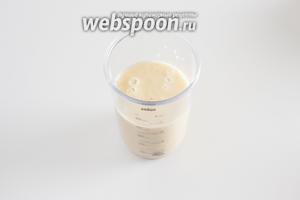 Пюрируем бананы с сахаром до достижения жидкостью полной гомогенности. Данному конкретному мороженому неравномерная структура на пользу не идёт.