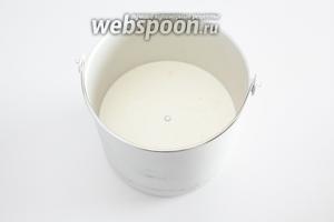 Смешиваем банановое пюре с молоком и сливками. Это можно сделать парой движений ложки прямо в чаше машинки для изготовления мороженого.