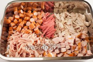 Тем временем измельчаем мясо. С точки зрения оформления блюда лучше всего, конечно, сделать куриные окорочка кружочками, копчёную курочку полосочками, салями тонкой салямкой, сосиски сердечками, а индюшиную ветчину звёздочками. Но, если у вас нет кухонного робота соответствующего профиля, можете нарезать всё сами, как придётся. Занимает где-то 15 минут. По ходу дела нужно поставить разогреваться куриный бульон.