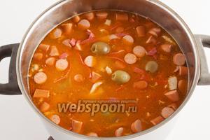 Высыпаем в кастрюлю к закипевшему бульону лук, всё мясо, все оливки, выливаем лимонный сок и оливковым рассолом доводим бульон до нужного вкуса. И больше не варим! Все копчености из мяса птицы — нежирные и очень нежные по консистенции, подвергать их лишней термической обработке — это только ухудшать их качество. При таком способе приготовления, лук получается очень интересный — он всё ещё чуть-чуть твёрдый (такой любит мой муж). Если вы любите мягкий, то поварите его в бульоне до того, как добавите мясо, до мягкости. Солянка готова.